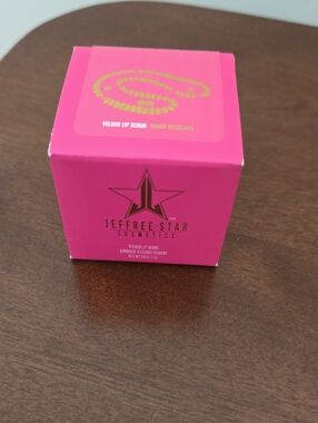 Jeffree Star Velour Lip Scrub. In Candy Necklace